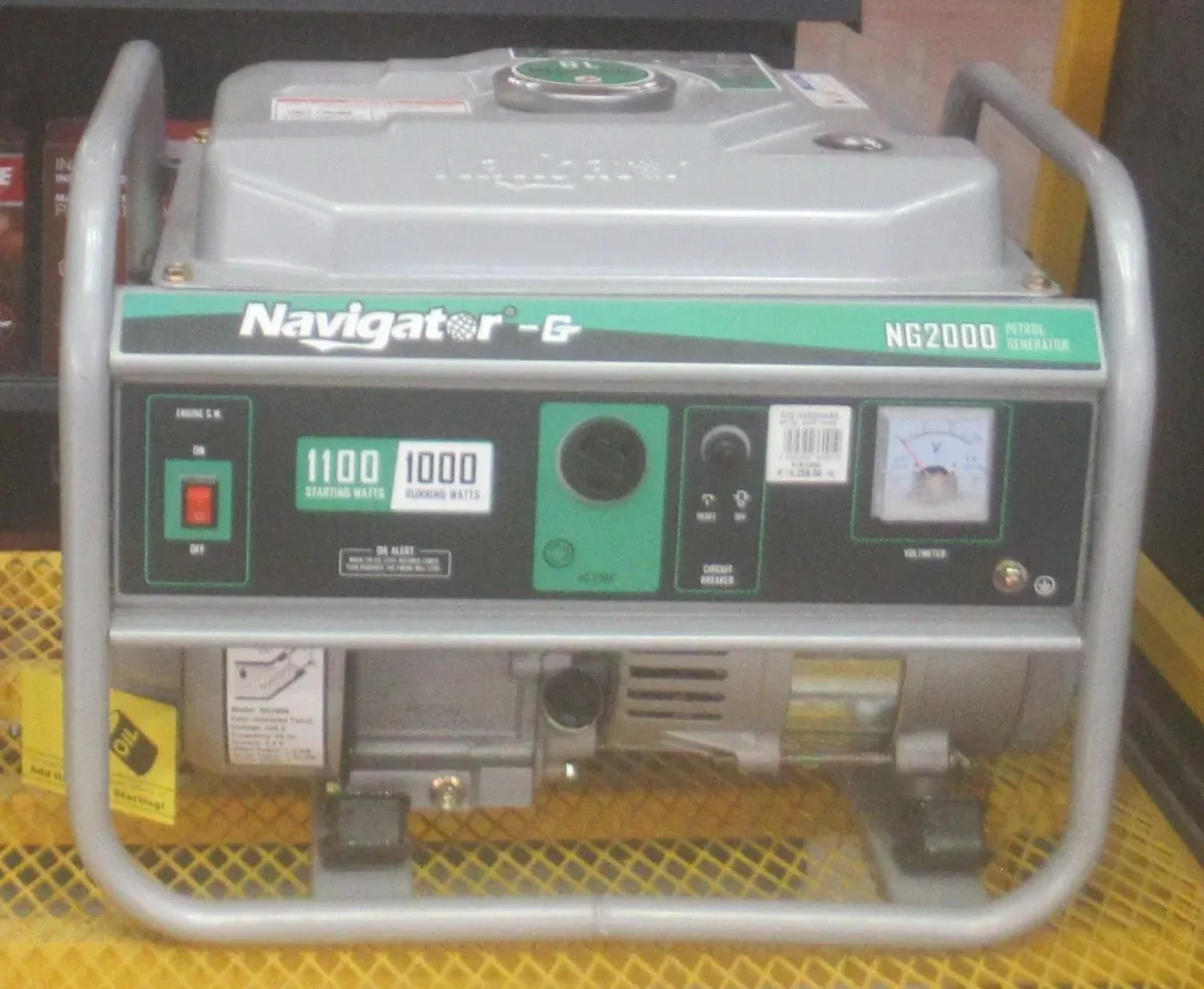 Generator portabil pe benzina Navigator NG2000 cu cadru metalic, vazut din fata, cu priza si voltmetru
