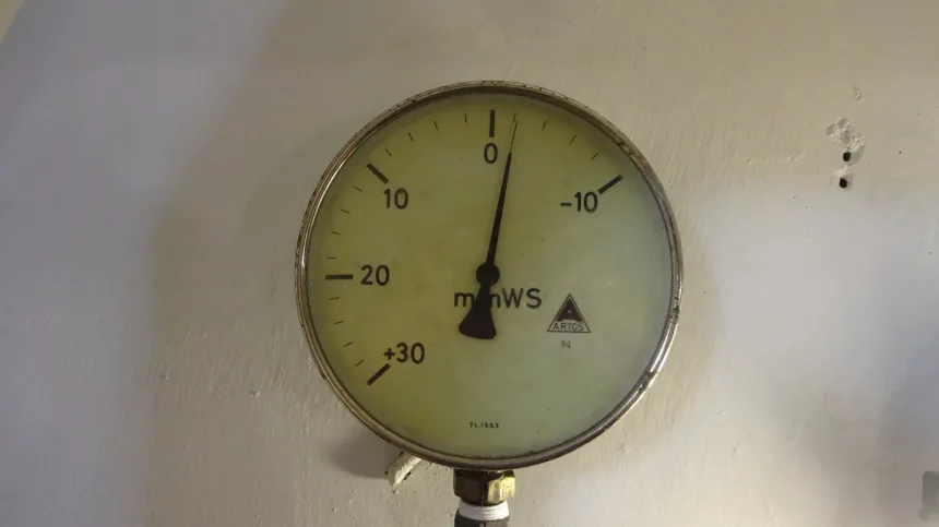 Manometru rotund cu ac indicator montat pe o teava, folosit pentru verificarea presiunii